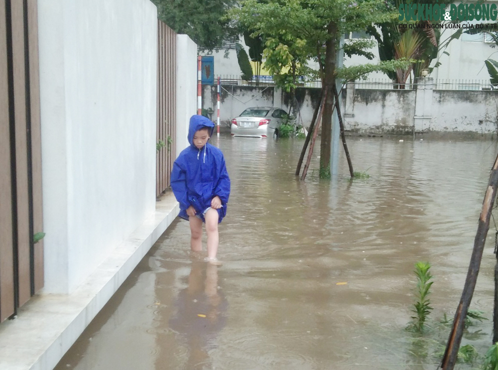 Hà Nội: Mưa ngập đến nửa mét, học sinh xắn quần lội nước đến trường - Ảnh 3.