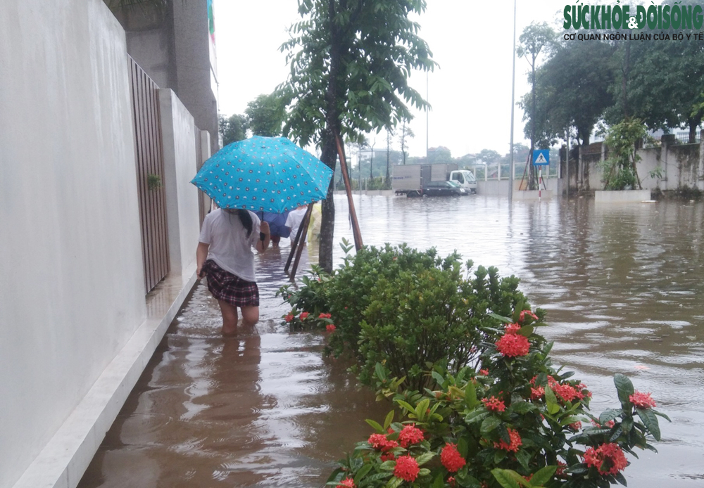 Hà Nội: Mưa ngập đến nửa mét, học sinh xắn quần lội nước đến trường - Ảnh 4.