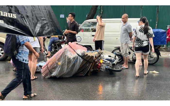 Truy tìm người phụ nữ đi xe máy trong vụ tai nạn chết người ở Hà Nội