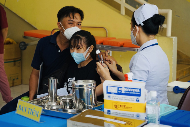 Học sinh lớp 6 trường THCS Võ Trường Toản (Quận 1, TP.HCM) trong ngày đầu được tiêm vaccine, tháng 4/2022. Ảnh: Kim Vân.