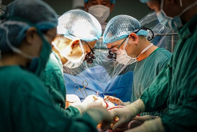 Bệnh viện Hữu nghị Đa khoa Nghệ An thực hiện thành công ca phẫu thuật 'Bắc cầu chủ - vành' đầu tiên - Ảnh 2.
