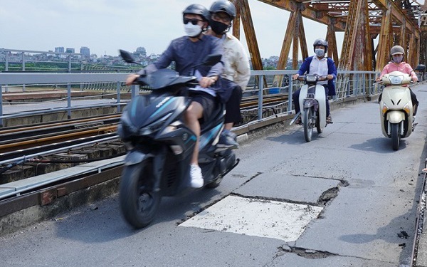 Xe ba gác là "thủ phạm" gây lỗ thủng trên cầu Long Biên