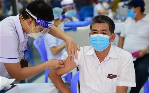 Bộ Y tế tiếp tục "thúc" các tỉnh, thành đẩy mạnh tiêm vaccine phòng COVID-19 mũi 3, mũi 4 và tiêm cho trẻ.