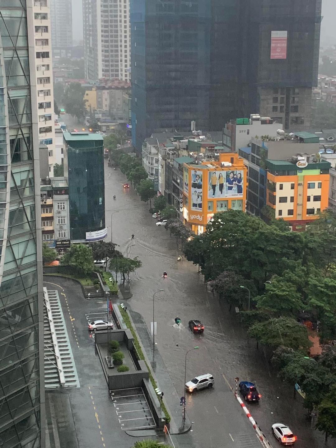 Sau trận mưa lớn, khắp nơi ở Hà Nội chìm trong biển nước