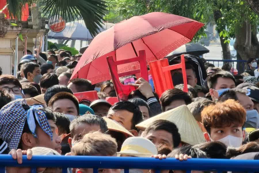 Hàng nghìn người chen lấn mua vé xem Đội tuyển U23 Việt Nam ở SEA Games 31