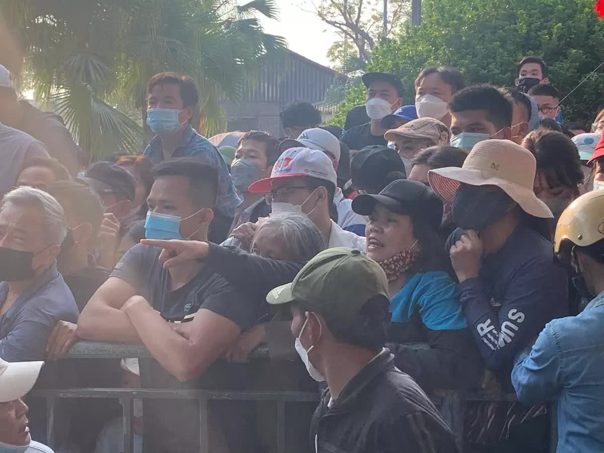 Hàng nghìn người chen lấn mua vé xem Đội tuyển U23 Việt Nam ở SEA Games 31 - Ảnh 4.