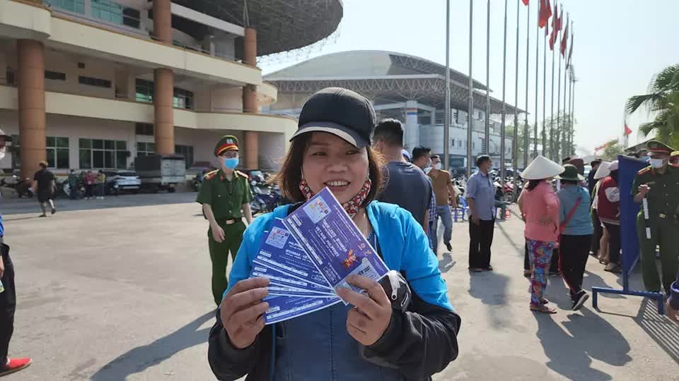 Hàng nghìn người chen lấn mua vé xem Đội tuyển U23 Việt Nam ở SEA Games 31 - Ảnh 13.