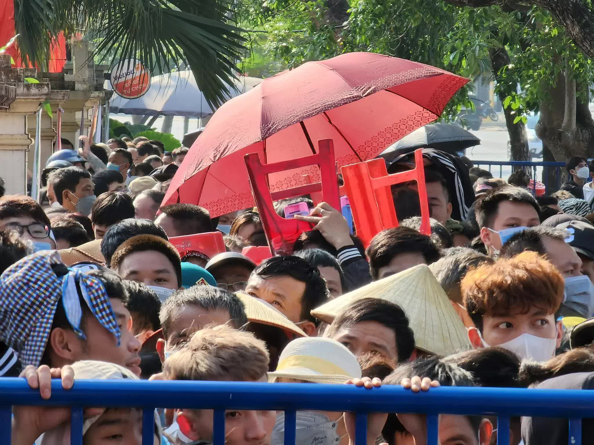 Hàng nghìn người chen lấn mua vé xem Đội tuyển U23 Việt Nam ở SEA Games 31 - Ảnh 2.