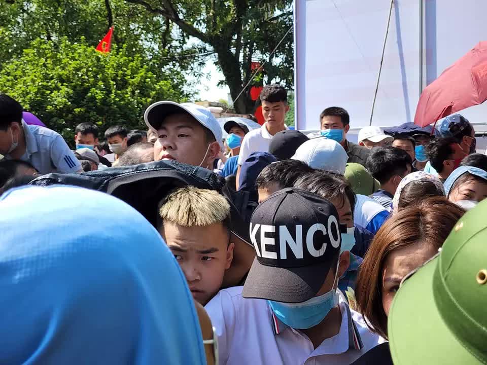 Hàng nghìn người chen lấn mua vé xem Đội tuyển U23 Việt Nam ở SEA Games 31 - Ảnh 11.