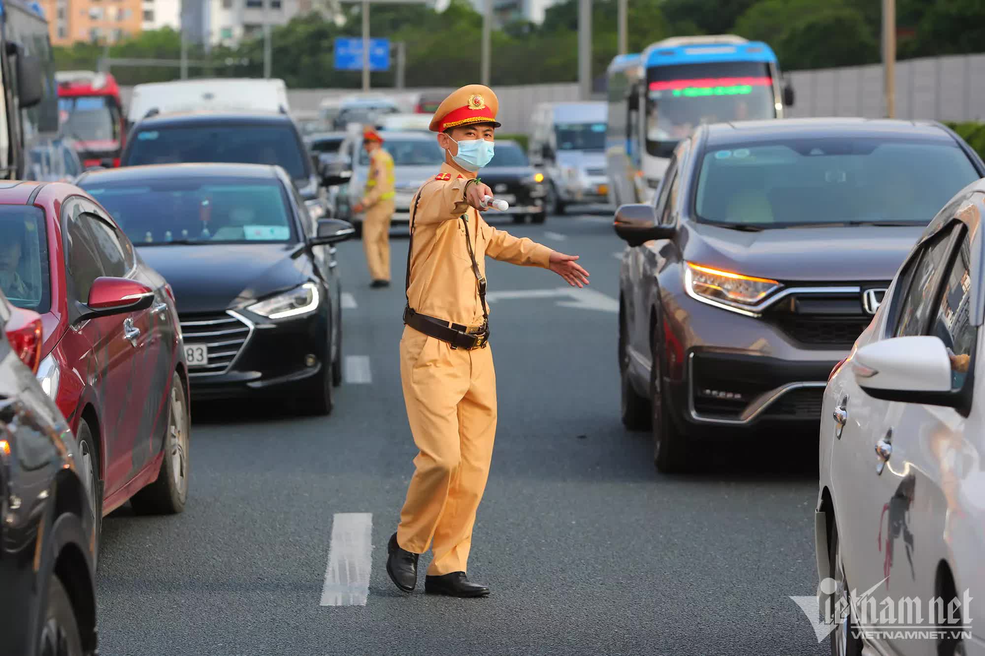 Ngại cảnh tắc đường, người dân trở lại Hà Nội trước 1 ngày vẫn không 'thoát tắc' - Ảnh 9.