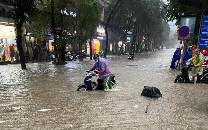 Trận mưa lịch sử ở Hà Nội, chuyên gia khí tượng nói "không bất thường"