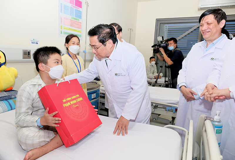 Thủ tướng thăm, tặng quà các bệnh nhi dịp Quốc tế thiếu nhi 1/6 - Ảnh 3.