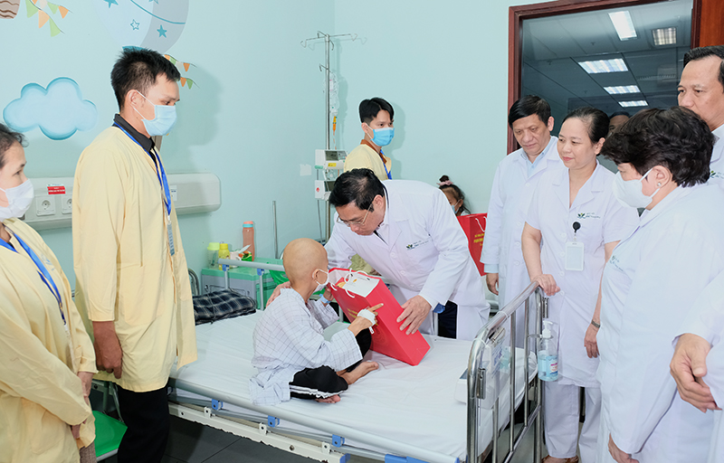 Thủ tướng thăm, tặng quà các bệnh nhi dịp Quốc tế thiếu nhi 1/6 - Ảnh 4.