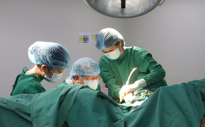 Sa sinh dục tùy vào tình trạng của người bệnh có thể được điều trị bằng phương pháp không phẫu thuật và phẫu thuật. Ảnh minh họa