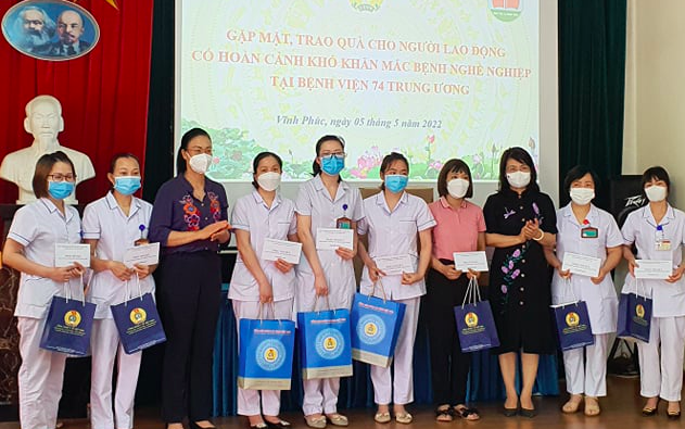 Thăm, tặng quà nhân viên y tế có hoàn cảnh khó khăn mắc bệnh nghề nghiệp