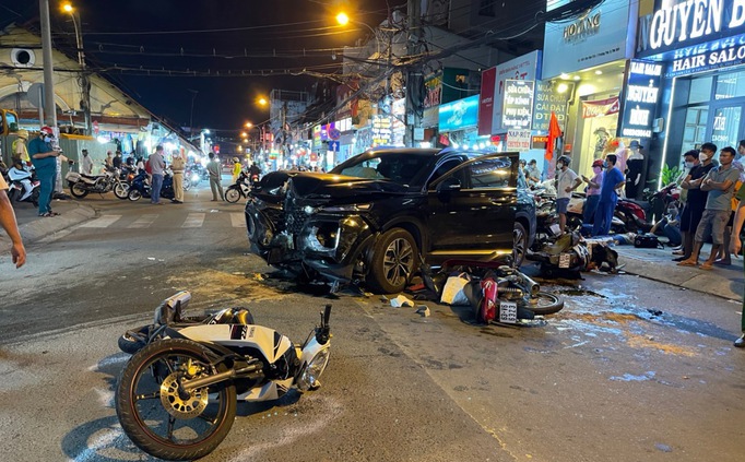 TP. HCM: 'Xe điên' tông xe máy nằm la liệt trên đường, 4 người bị thương nặng