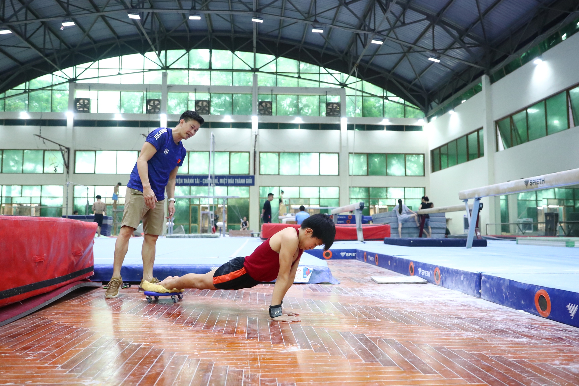 Tuyển thể dục dụng cụ Việt Nam nỗ lực luyện tập cho mục tiêu săn vàng tại SEA Games 31 - Ảnh 1.