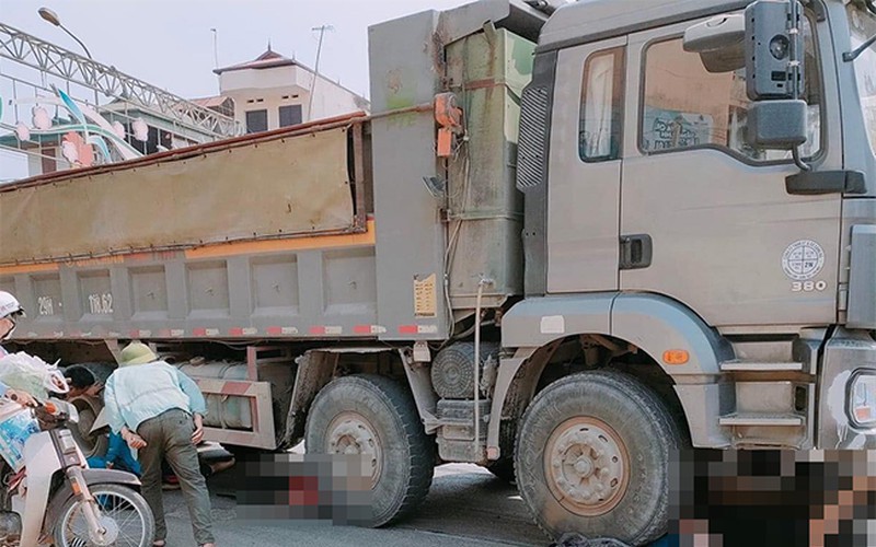 3 mẹ con tử vong thương tâm sau va chạm với xe tải ‘hổ vồ’