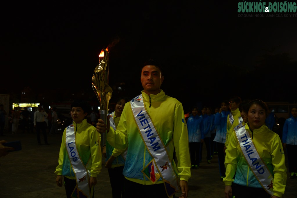 Ngọn lửa SEA Games 31 rực sáng trên bầu trời Hà Nội - Ảnh 8.