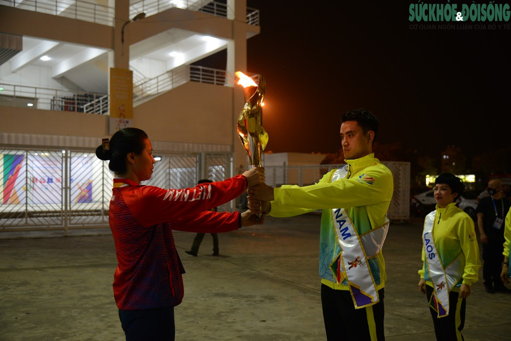 Ngọn lửa SEA Games 31 rực sáng trên bầu trời Hà Nội - Ảnh 9.