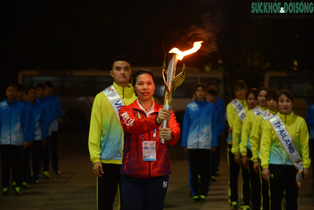 Ngọn lửa SEA Games 31 rực sáng trên bầu trời Hà Nội - Ảnh 10.