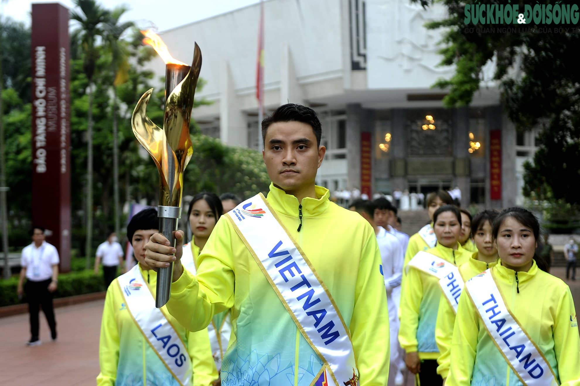 Ngọn lửa SEA Games 31 rực sáng trên bầu trời Hà Nội - Ảnh 4.