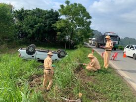 Xe máy 'đấu đầu' ô tô, 1 người tử vong, phương tiện biến dạng - Ảnh 2.