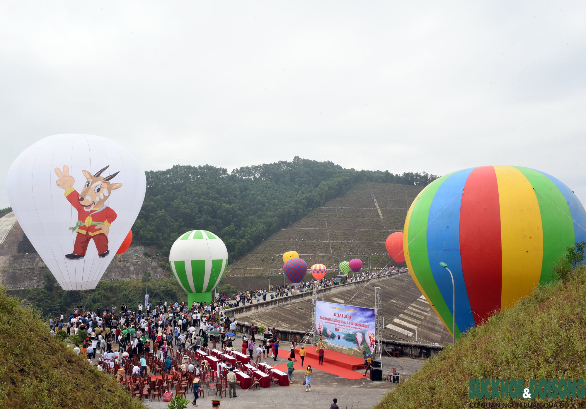 Trình diễn bay khinh khí cầu chào mừng SEA Games 31 tại Hà Tĩnh - Ảnh 13.