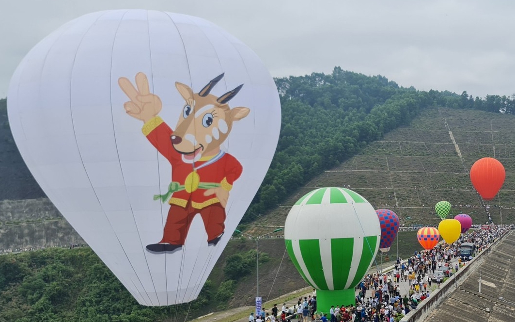 Trình diễn bay khinh khí cầu chào mừng SEA Games 31 tại Hà Tĩnh