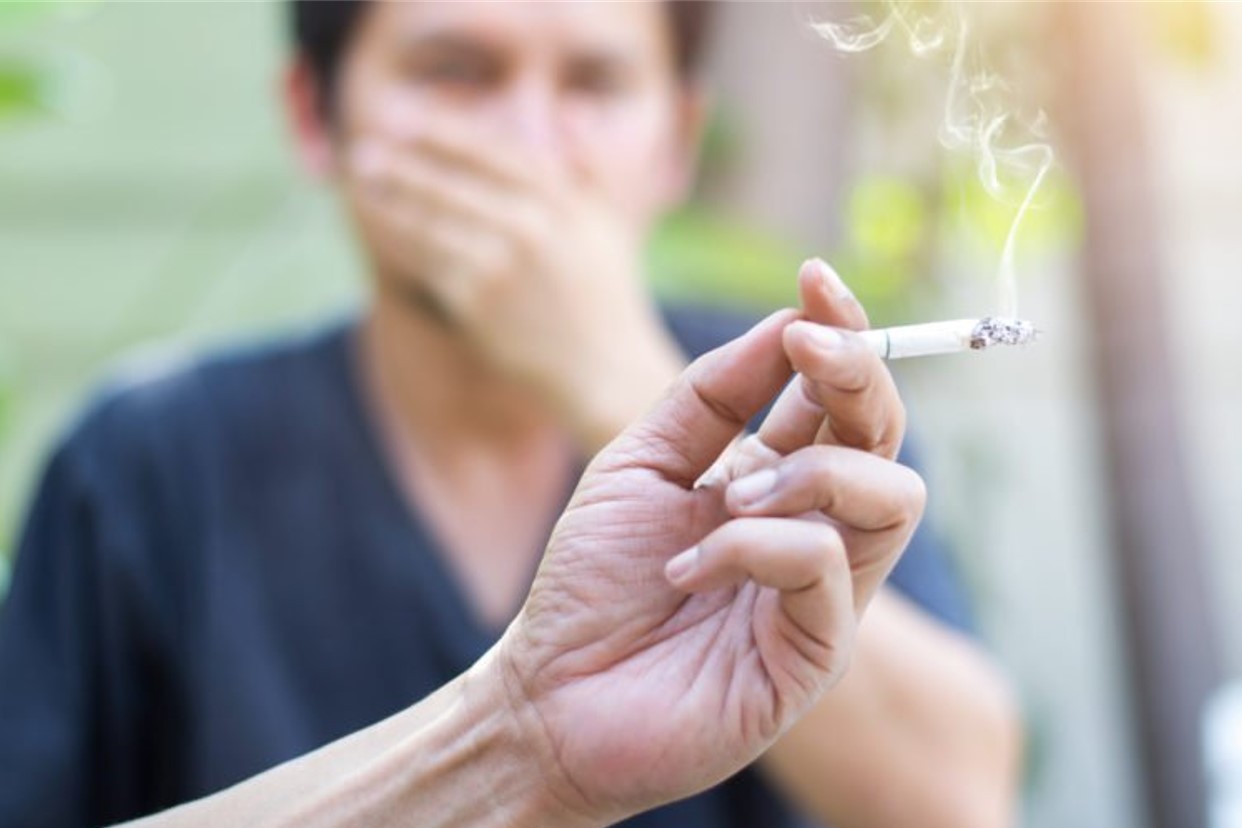 Vi phạm hút thuốc lá tại nơi công cộng sẽ bị tố cáo qua ứng dụng - Ảnh 1.