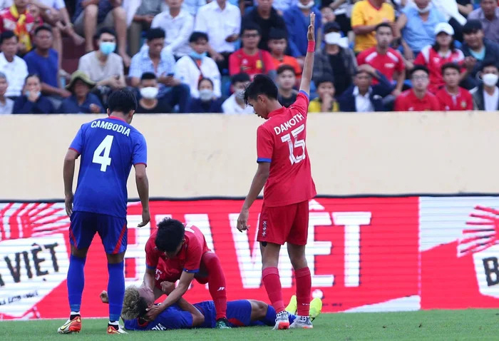 Cầu thủ U23 Lào nhanh trí sơ cứu giúp cầu thủ đội bạn may mắn thoát khỏi nguy hiểm - Ảnh 1.