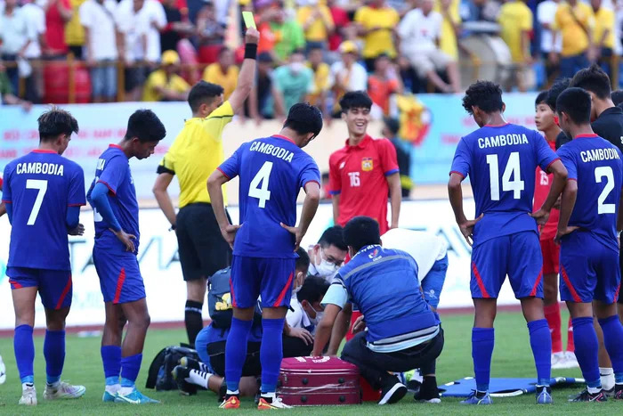 Cầu thủ U23 Lào nhanh trí sơ cứu giúp cầu thủ đội bạn may mắn thoát khỏi nguy hiểm - Ảnh 2.