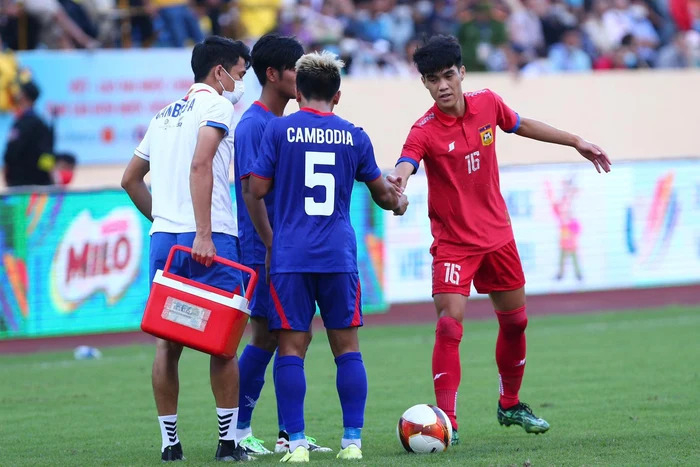Cầu thủ U23 Lào nhanh trí sơ cứu giúp cầu thủ đội bạn may mắn thoát khỏi nguy hiểm - Ảnh 3.