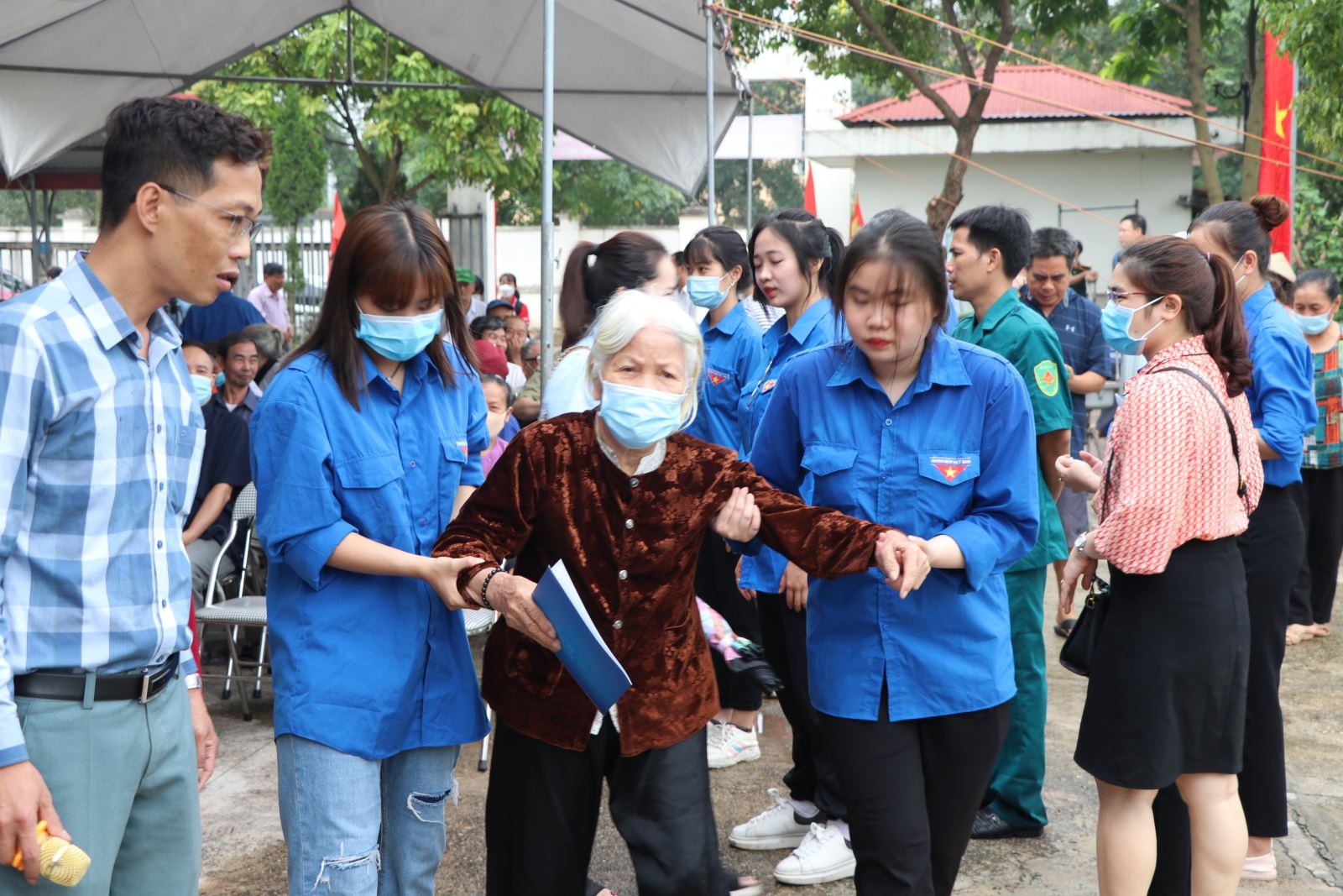 Thầy thuốc khám bệnh miễn phí tri ân người có công với cách mạng - Ảnh 5.