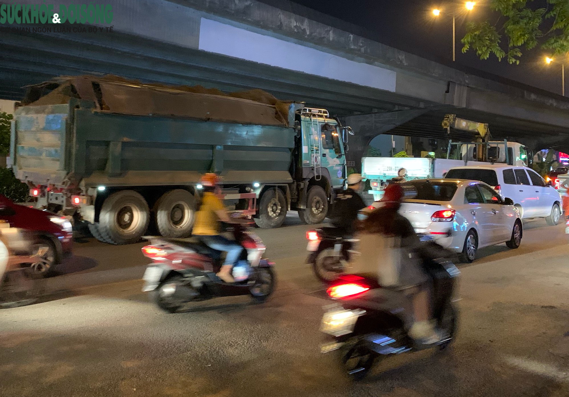 Sự xuất hiện của xe quá khổ là một trong những đặc điểm của đường phố Hà Nội đêm. Những chiếc xe tải, xe container to lớn cùng với đèn pha sáng rực rỡ làm nên một khung cảnh kỳ thú. Để tận hưởng sự độc đáo này, hãy thưởng thức những hình ảnh độc đáo được chúng tôi chọn lọc.
