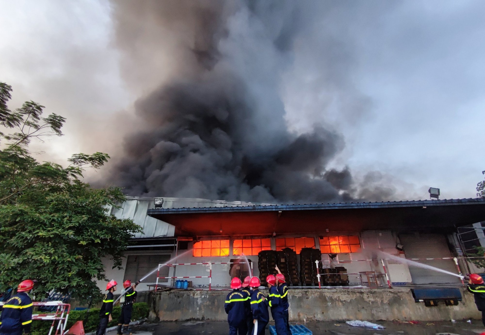 Hơn 200 cảnh sát 2 tỉnh tham gia chữa cháy tại công ty dệt may lớn nhất Thừa Thiên Huế - Ảnh 1. Hơn 200 cảnh sát 2 tỉnh tham gia chữa cháy tại công ty dệt may lớn nhất Thừa Thiên Huế - Ảnh 1.