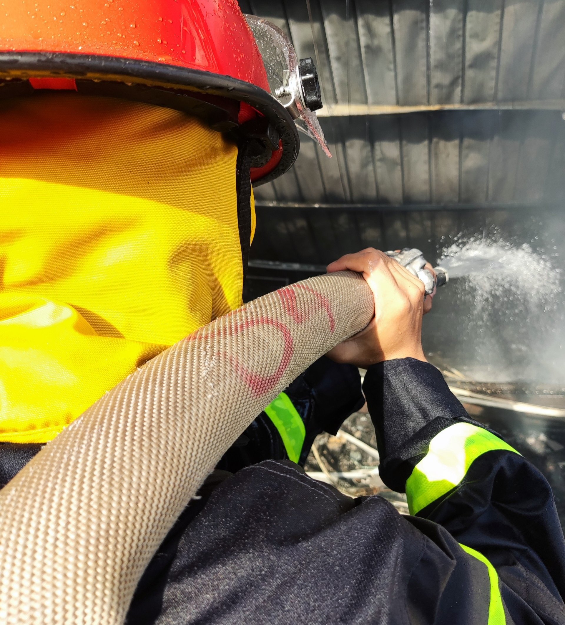 Hơn 200 cảnh sát 2 tỉnh tham gia chữa cháy tại công ty dệt may lớn nhất Thừa Thiên Huế - Ảnh 2. Hơn 200 cảnh sát 2 tỉnh tham gia chữa cháy tại công ty dệt may lớn nhất Thừa Thiên Huế - Ảnh 2.