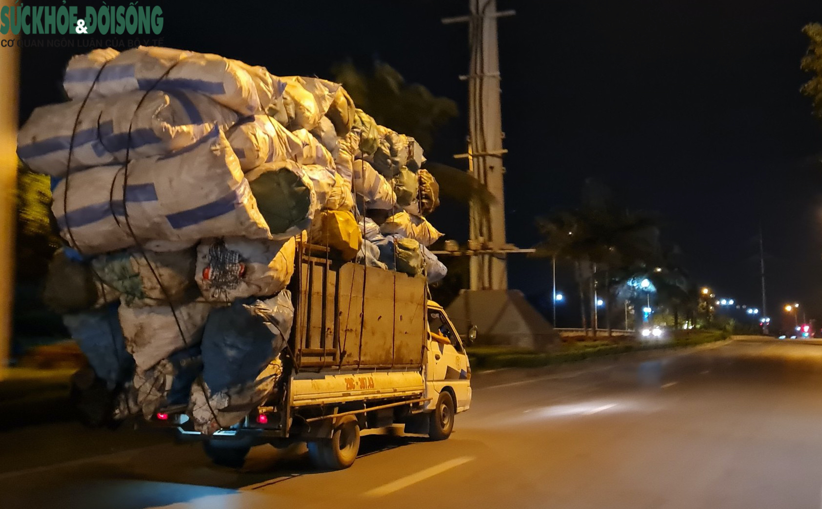 Xe quá khổ, quá tải “đại náo” các tuyến đường Hà Nội về đêm - Ảnh 8.