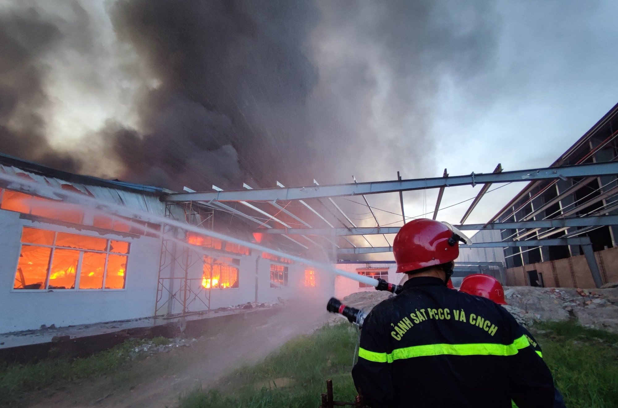 Hơn 200 cảnh sát 2 tỉnh tham gia chữa cháy tại công ty dệt may lớn nhất Thừa Thiên Huế - Ảnh 4. Hơn 200 cảnh sát 2 tỉnh tham gia chữa cháy tại công ty dệt may lớn nhất Thừa Thiên Huế - Ảnh 4.