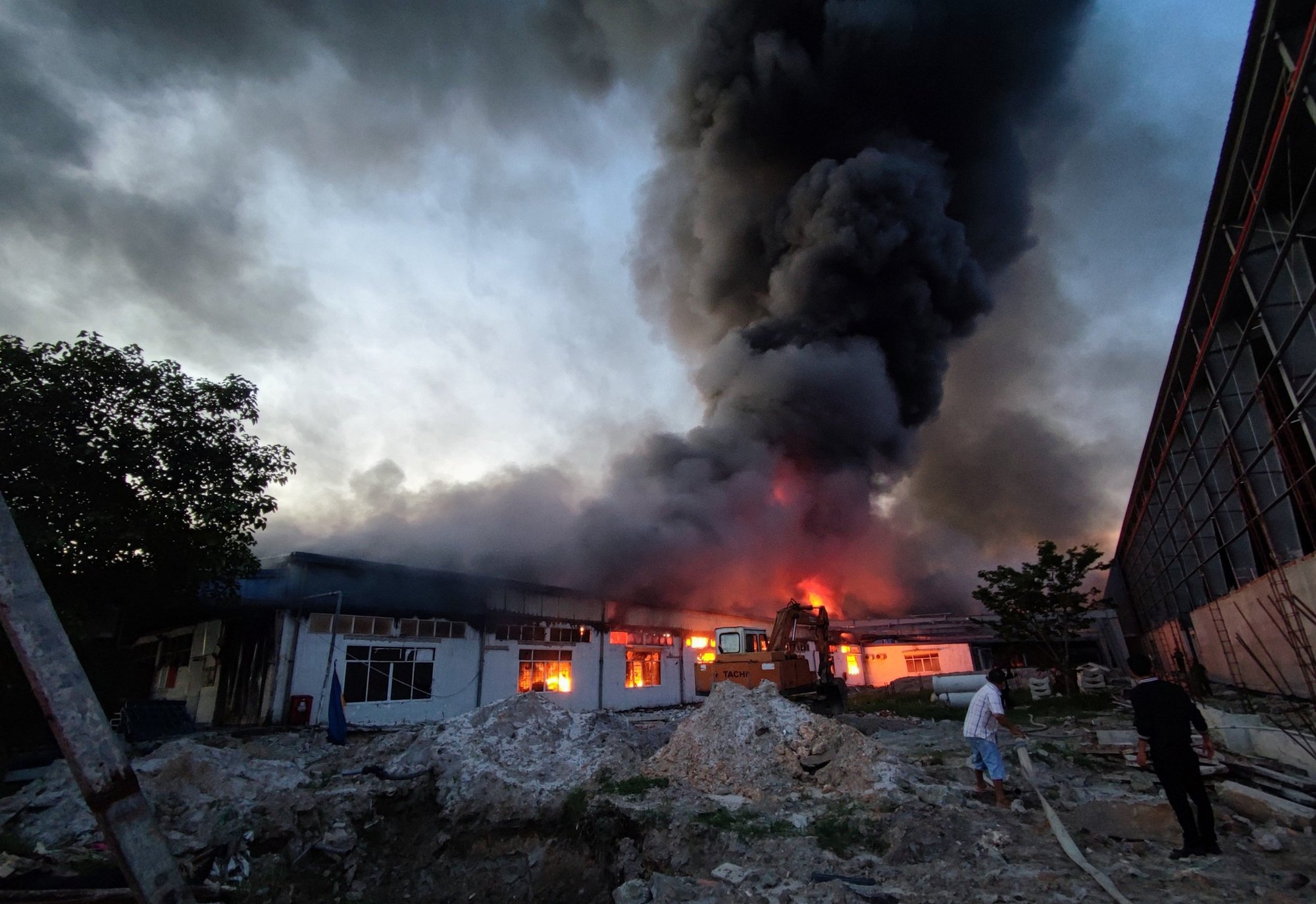 Hơn 200 cảnh sát 2 tỉnh tham gia chữa cháy tại công ty dệt may lớn nhất Thừa Thiên Huế - Ảnh 6. Hơn 200 cảnh sát 2 tỉnh tham gia chữa cháy tại công ty dệt may lớn nhất Thừa Thiên Huế - Ảnh 6.