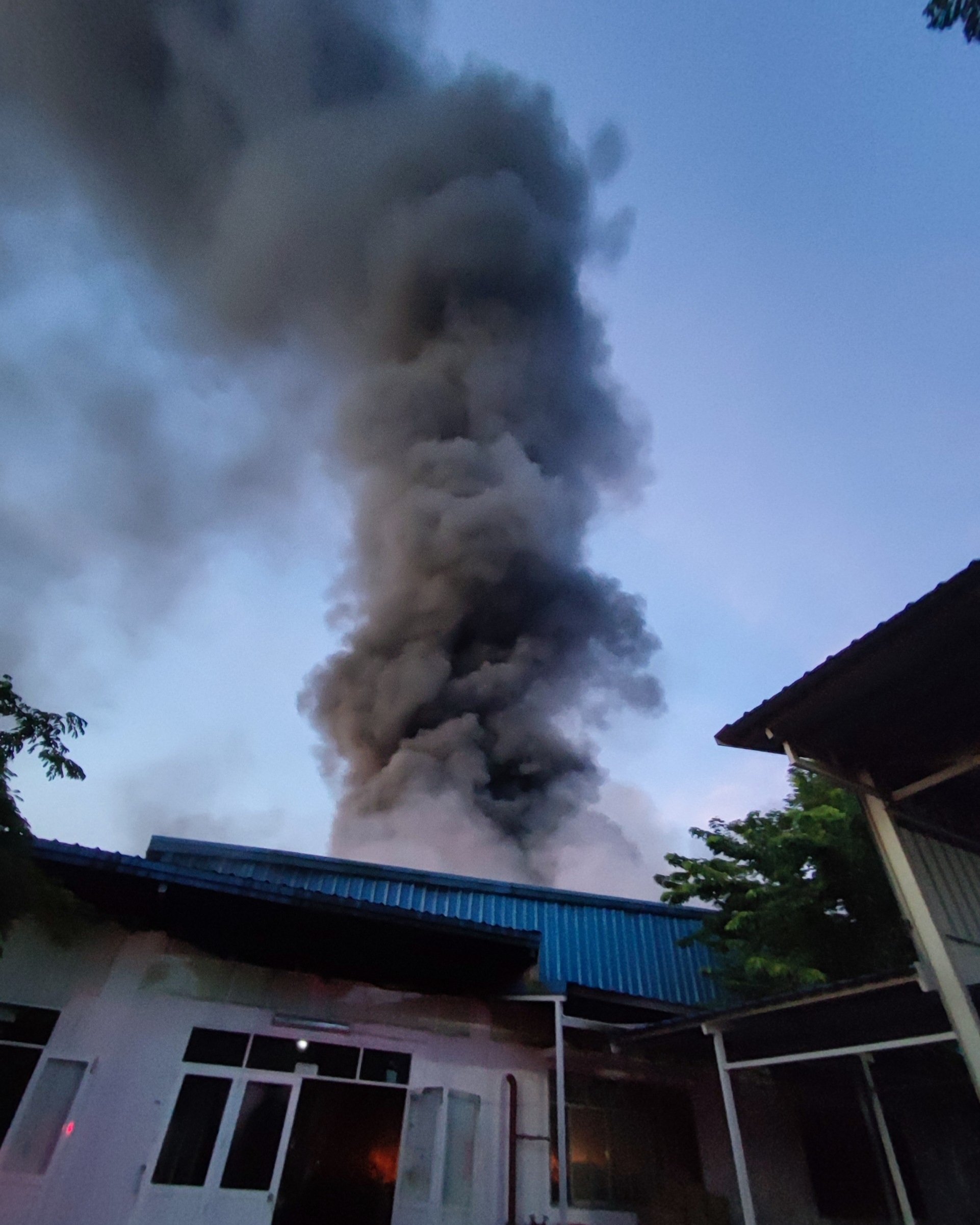 Hơn 200 cảnh sát 2 tỉnh tham gia chữa cháy tại công ty dệt may lớn nhất Thừa Thiên Huế - Ảnh 7. Hơn 200 cảnh sát 2 tỉnh tham gia chữa cháy tại công ty dệt may lớn nhất Thừa Thiên Huế - Ảnh 7.