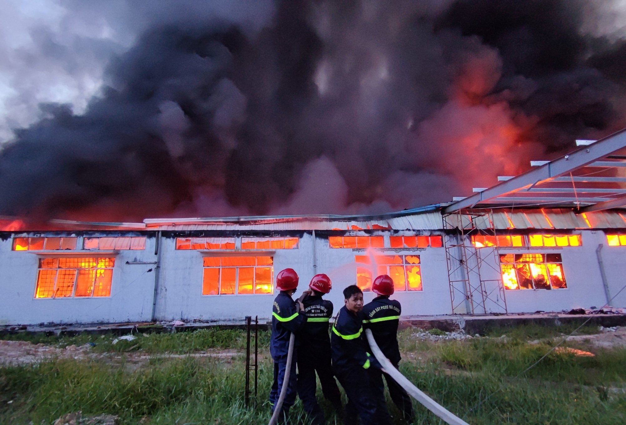 Hơn 200 cảnh sát 2 tỉnh tham gia chữa cháy tại công ty dệt may lớn nhất Thừa Thiên Huế - Ảnh 9. Hơn 200 cảnh sát 2 tỉnh tham gia chữa cháy tại công ty dệt may lớn nhất Thừa Thiên Huế - Ảnh 9.
