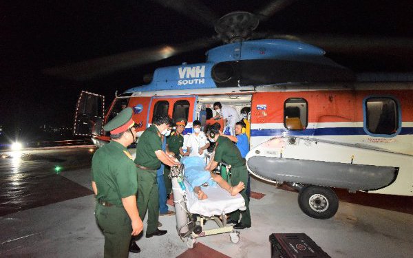 Dùng trực thăng đưa bệnh nhân bị đột quỵ từ Trường Sa về đất liền điều trị