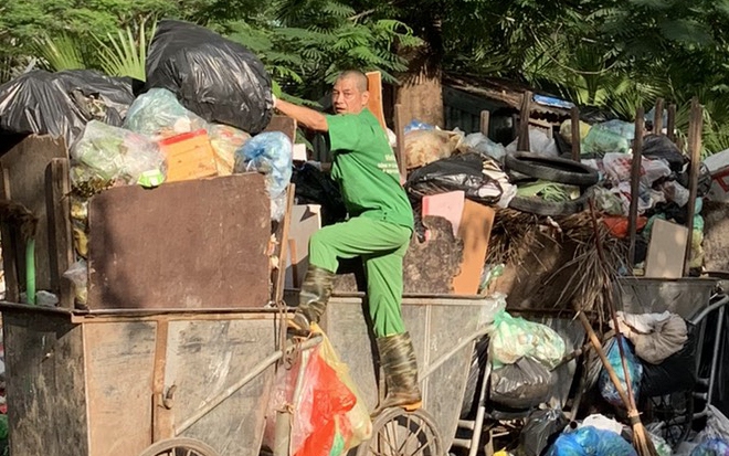 Người dân ngộp thở với những "núi" rác giữa Thủ đô những ngày nắng nóng