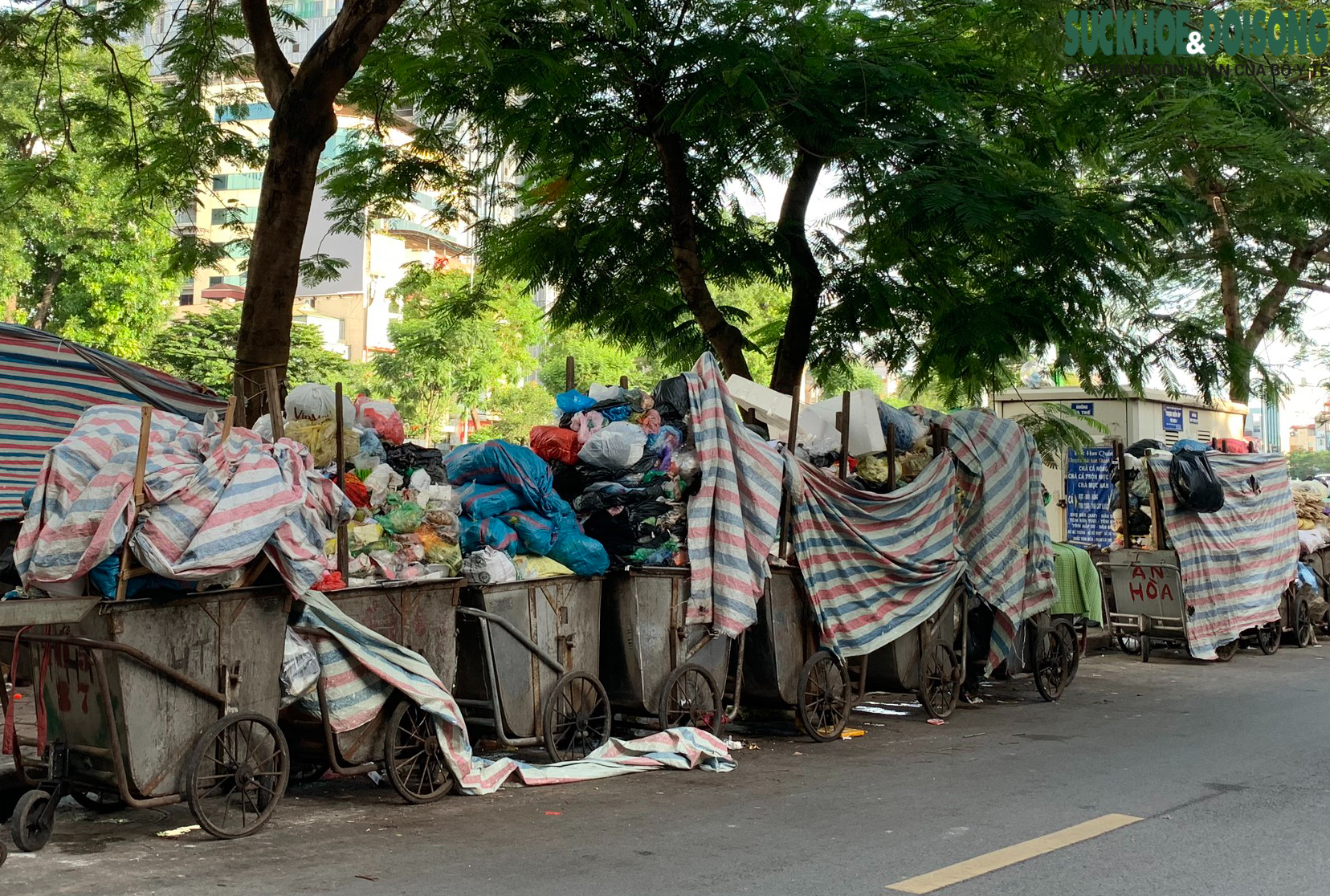 Người dân ngộp thở với những 'núi' rác giữa Thủ đô những ngày nắng nóng - Ảnh 9.