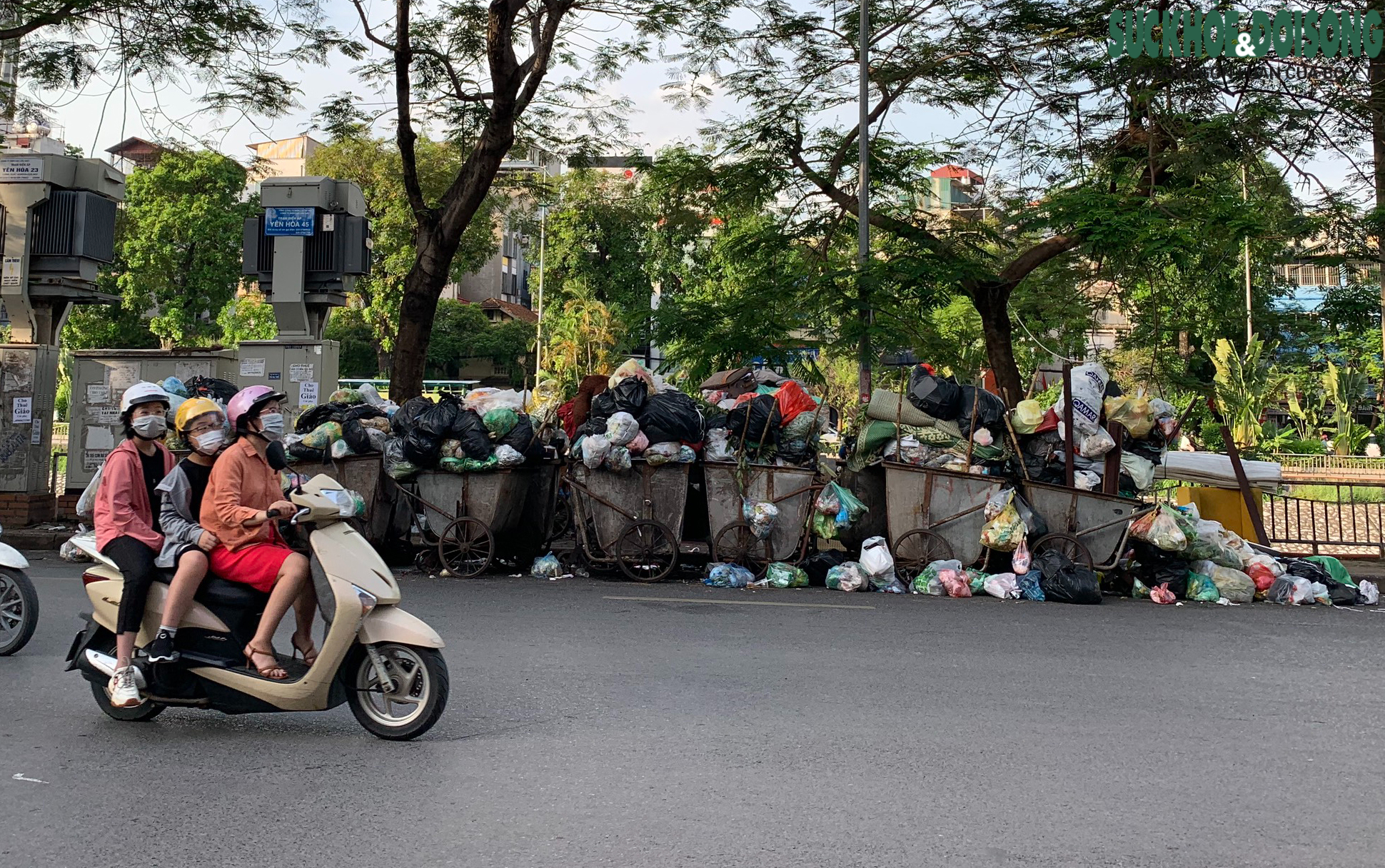 Người dân ngộp thở với những 'núi' rác giữa Thủ đô những ngày nắng nóng - Ảnh 10.