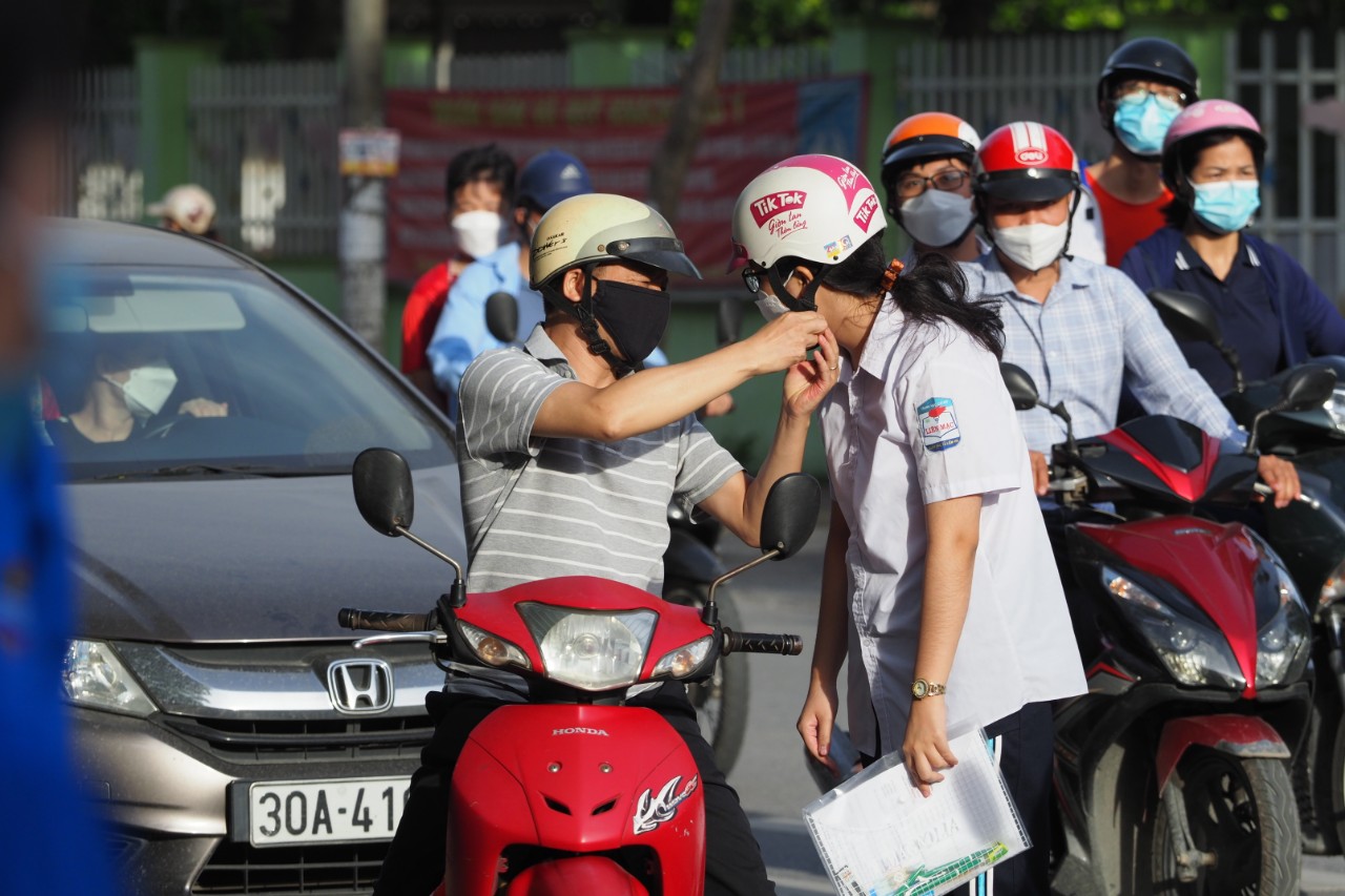 Thi vào lớp 10 Hà Nội: Sáng nay, thí sinh chính thức bắt đầu &quot;cuộc đua&quot; với bài thi Ngữ văn - Ảnh 3.