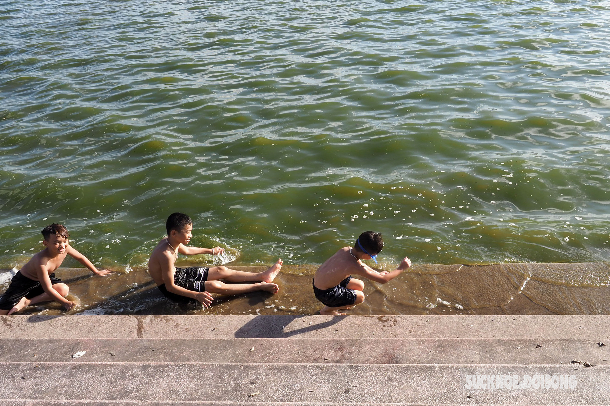 Nắng, nóng 40 độ C, người lớn trẻ em lẫn thú cưng cùng kéo nhau ra &quot;biển&quot; Hồ Tây hạ nhiệt - Ảnh 11.