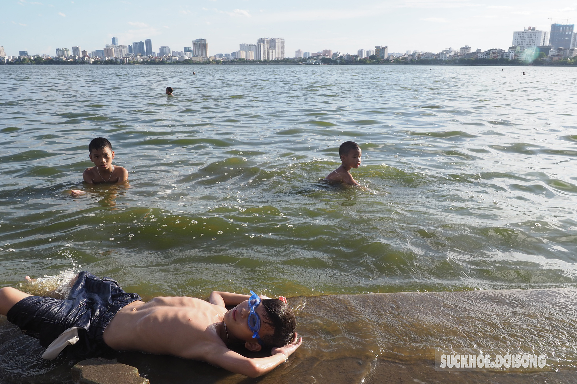 Nắng, nóng 40 độ C, người lớn trẻ em lẫn thú cưng cùng kéo nhau ra &quot;biển&quot; Hồ Tây hạ nhiệt - Ảnh 12.