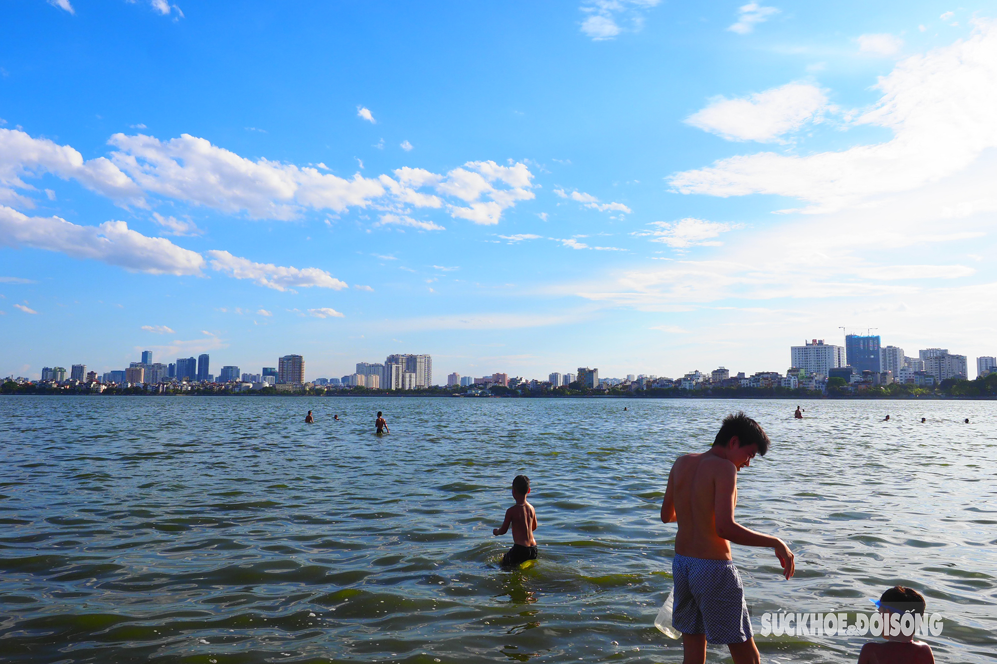 Nắng, nóng 40 độ C, người lớn trẻ em lẫn thú cưng cùng kéo nhau ra &quot;biển&quot; Hồ Tây hạ nhiệt - Ảnh 16.